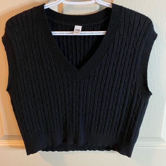 Black cropped vest - Picture 1 of 3